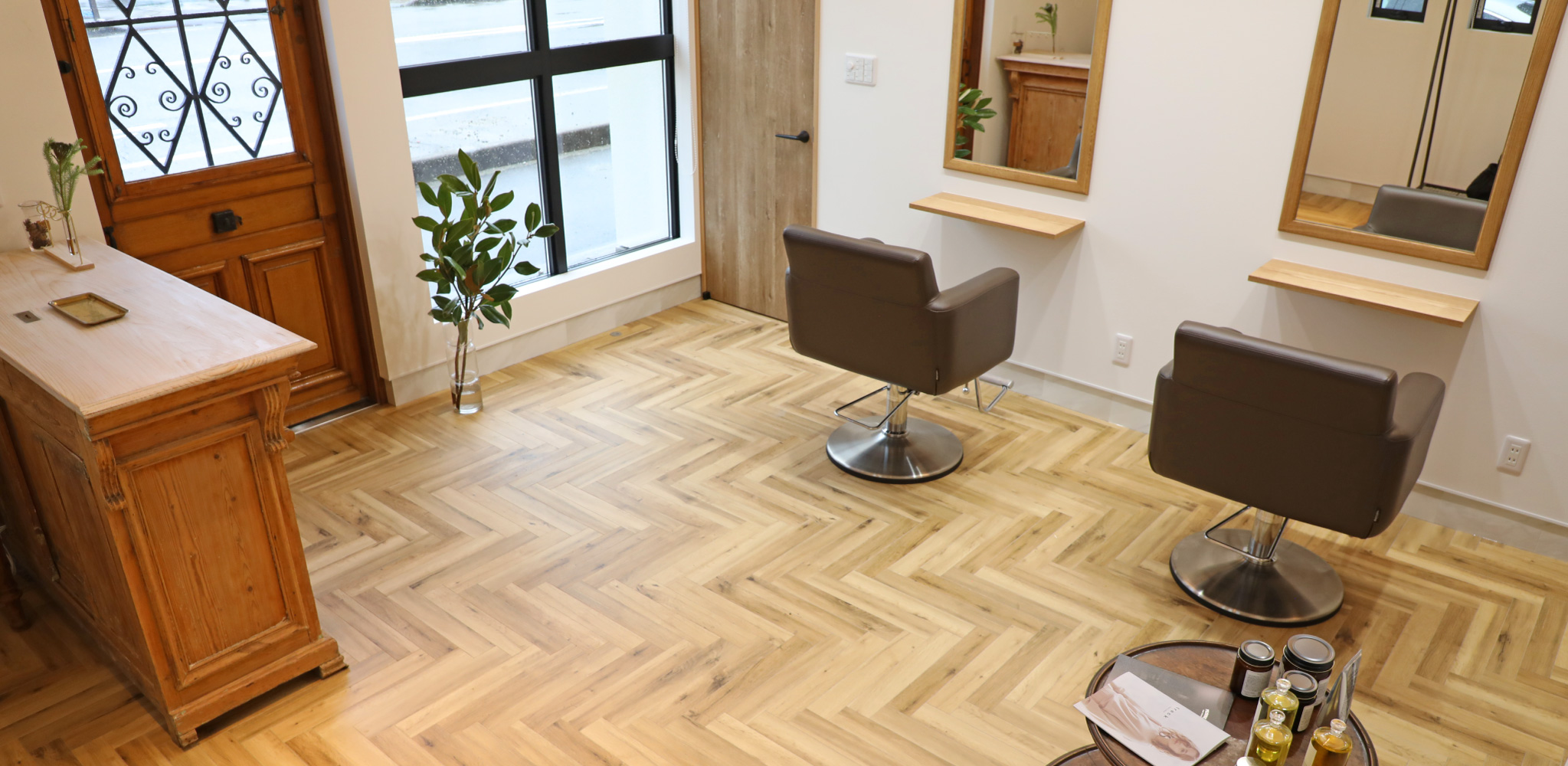 Repos【ルポ】美容室のスタンド看板とい椅子