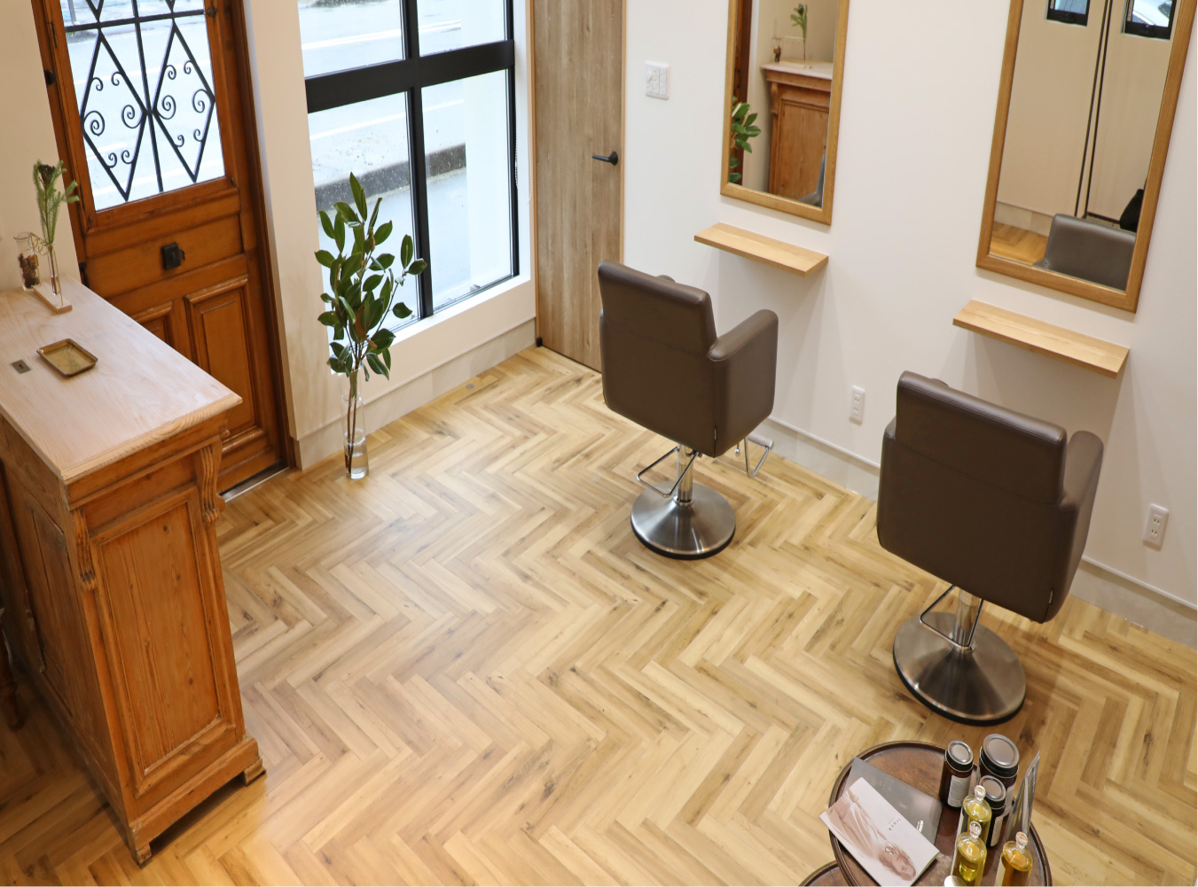 Repos【ルポ】美容室のスタンド看板とい椅子